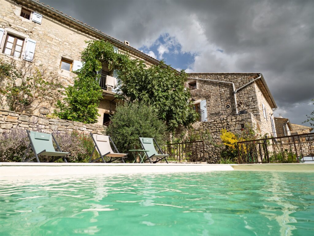 Vue extérieure d'un mas en Ardèche